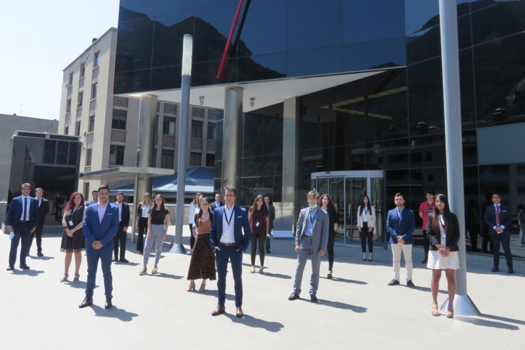 Els joves estudiants que han començat aquest dilluns les pràctiques d'estiu a Andbank.